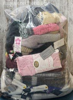 used-branded-scarves-hats-gloves-wholesale-italy